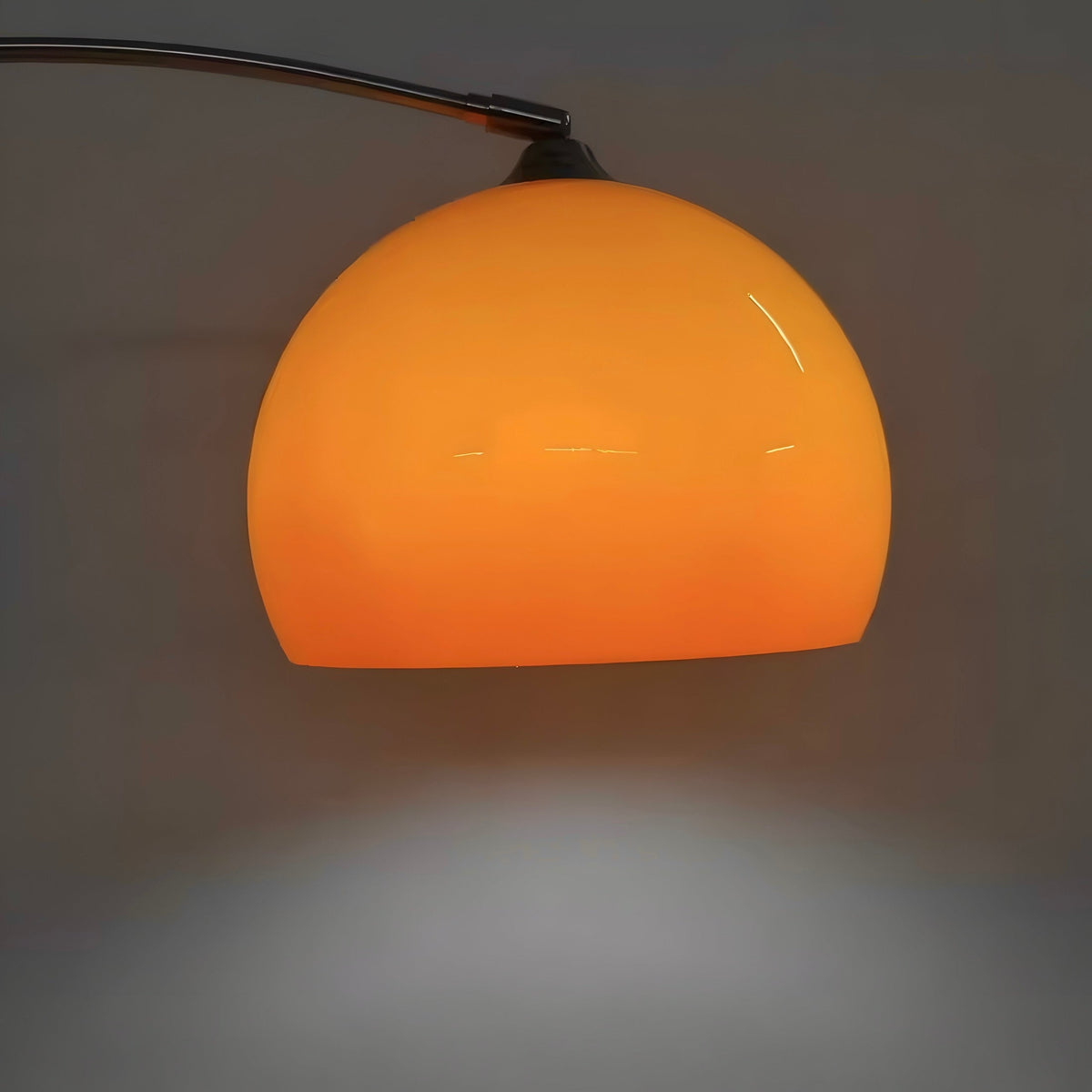 Lampadaire arc orange à pied en marbre blanc, vue 3