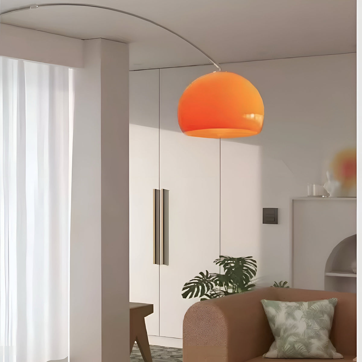 Lampadaire arc orange à pied en marbre blanc, vue 5
