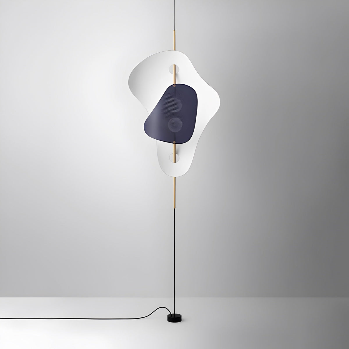 Lampadaire marbre à abat-jour en tôle d'acier grise
