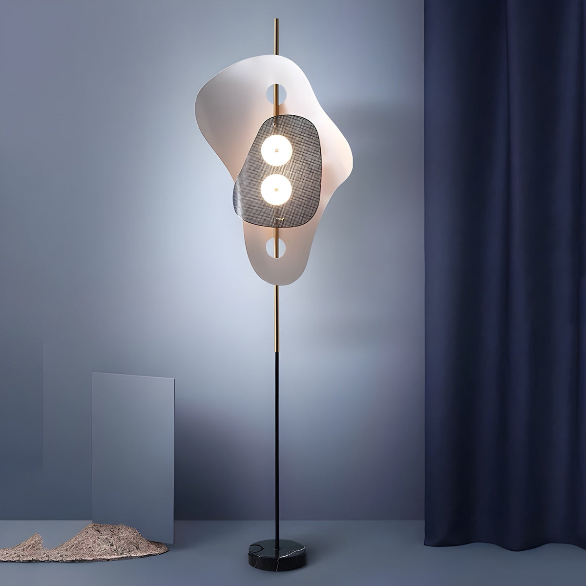 Lampadaire marbre à abat-jour en tôle d'acier grise, vue 2
