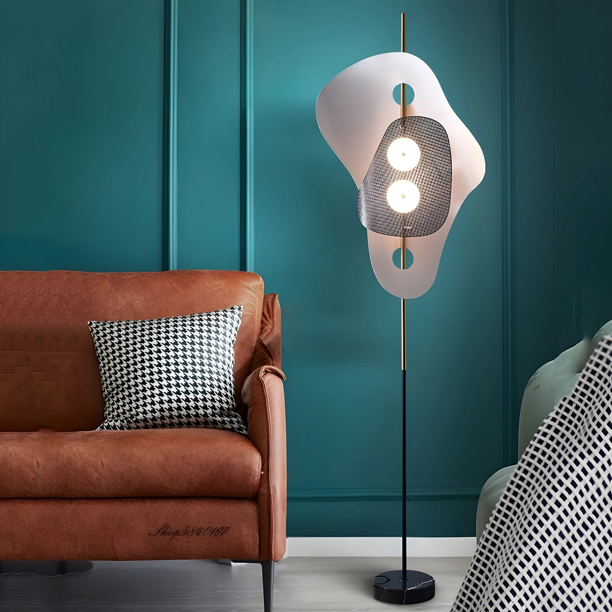 Lampadaire marbre à abat-jour en tôle d'acier grise, vue 3