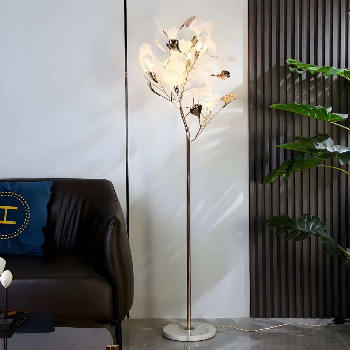 Lampadaire marbre imité ou doré, feuilles de ginkgo en céramique, vue 3