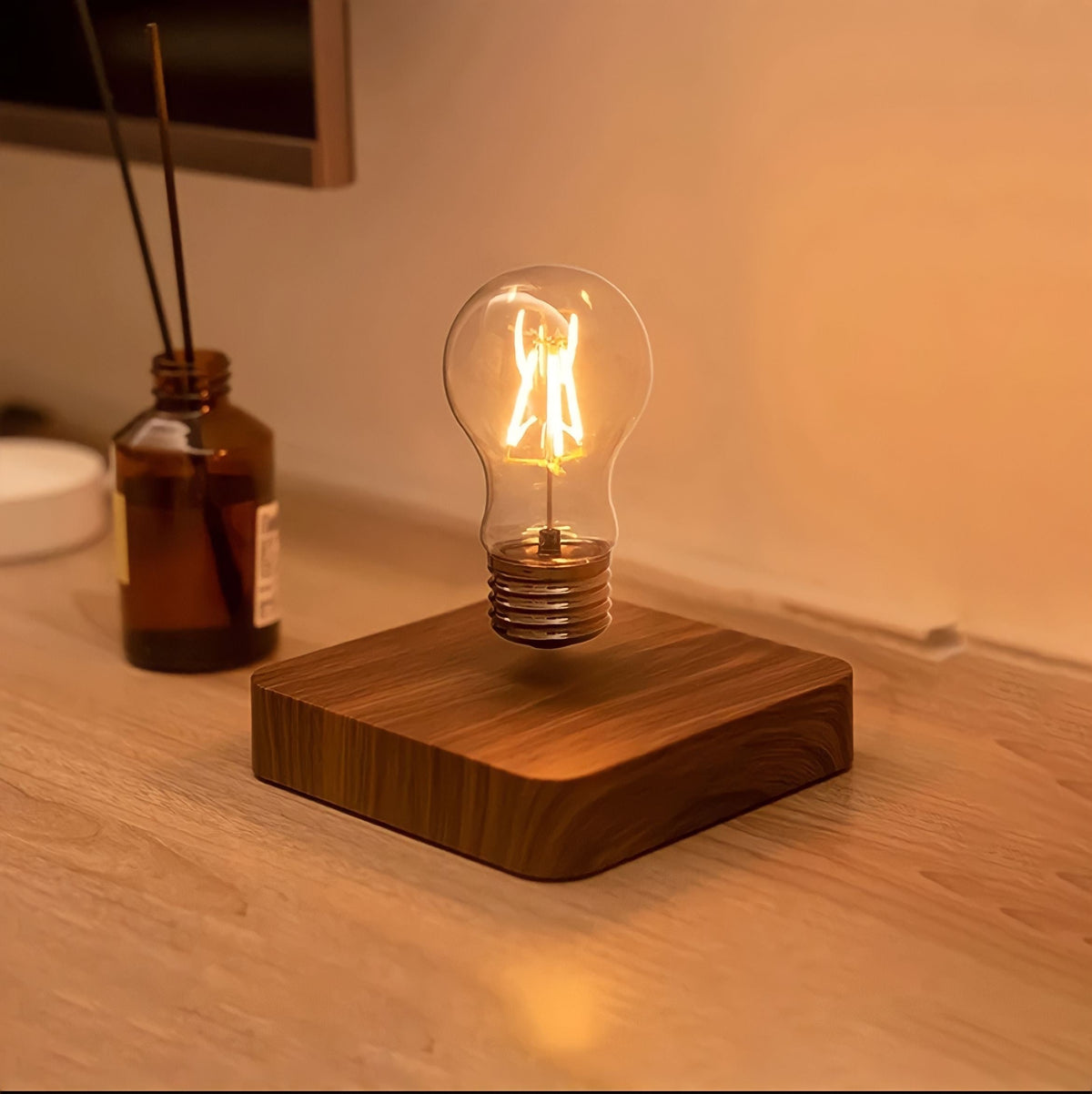 Lampe à poser ampoule lévitante, socle effet noyer, vue 2