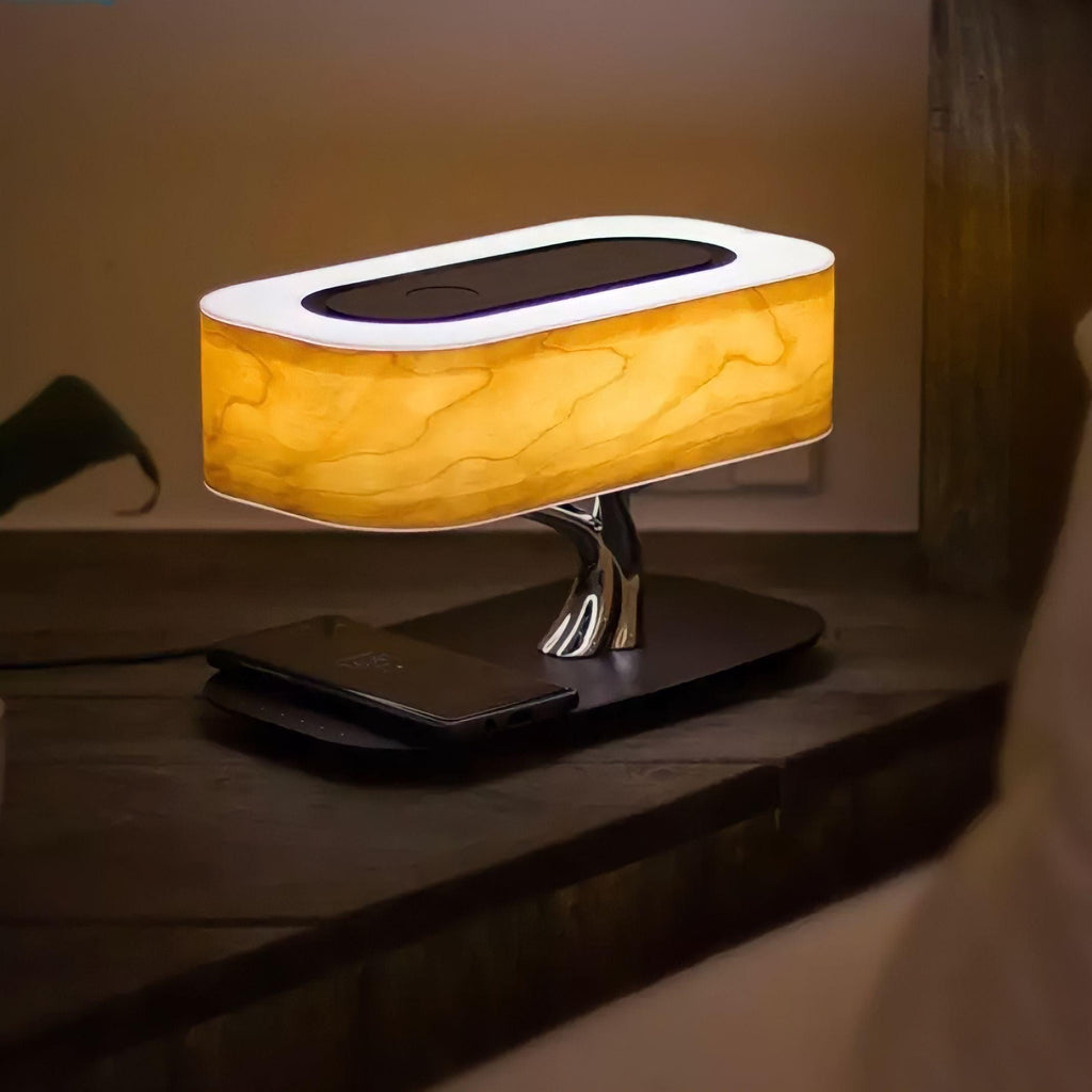 Lampe à poser en bois avec enceinte Bluetooth et recharge sans fil, vue 3