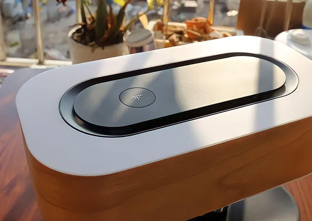 Lampe à poser en bois avec enceinte Bluetooth et recharge sans fil, vue 5