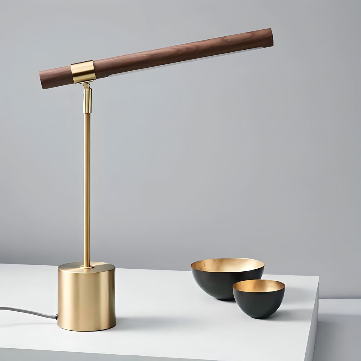 Lampe à poser en bois et acier chromé doré