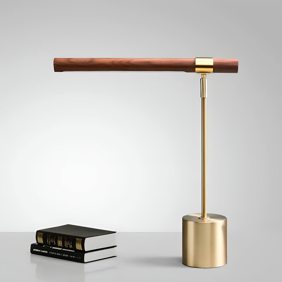 Lampe à poser en bois et acier chromé doré, vue 2