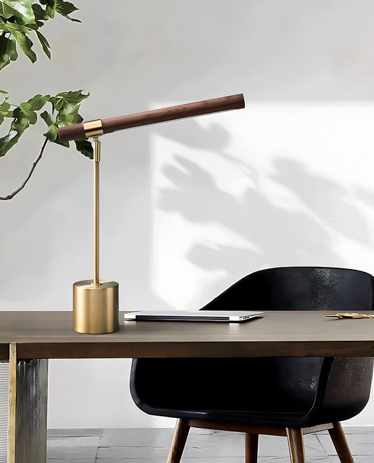 Lampe à poser en bois et acier chromé doré, vue 3