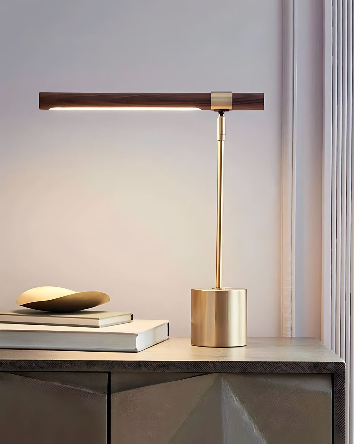 Lampe à poser en bois et acier chromé doré, vue 4