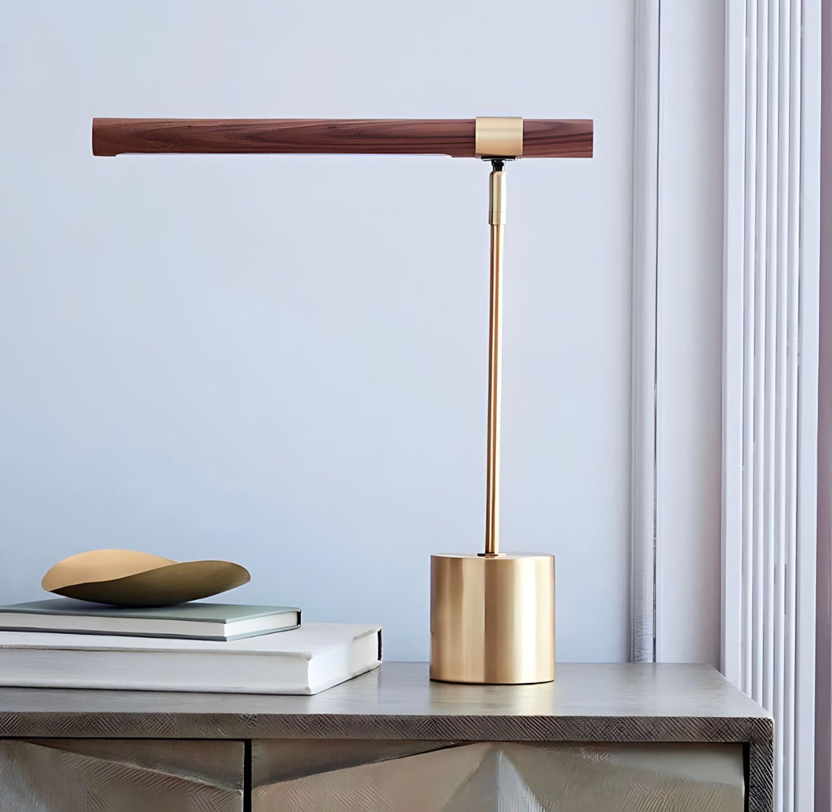 Lampe à poser en bois et acier chromé doré, vue 5