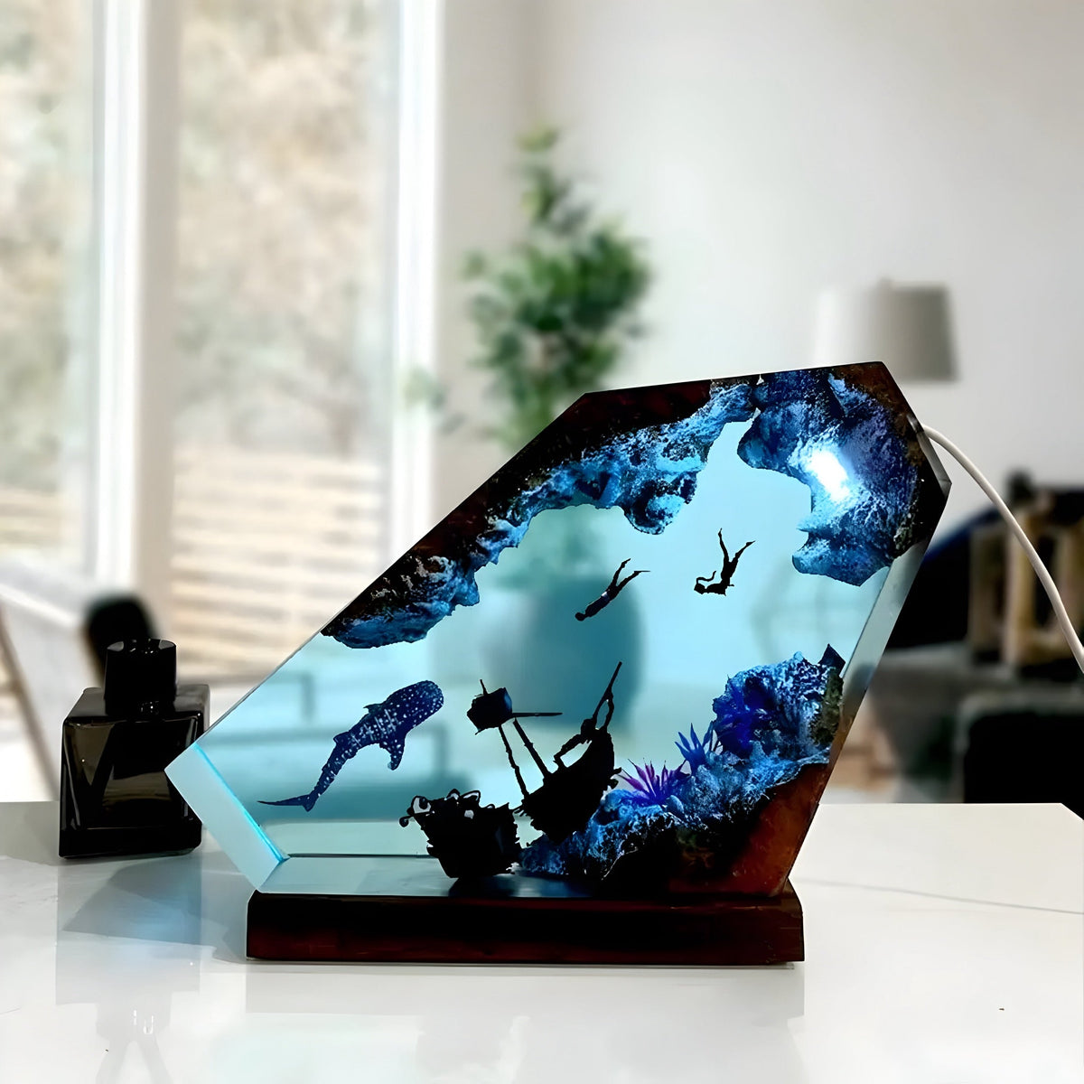 Lampe à poser en bois et résine, scène sous-marine bleue