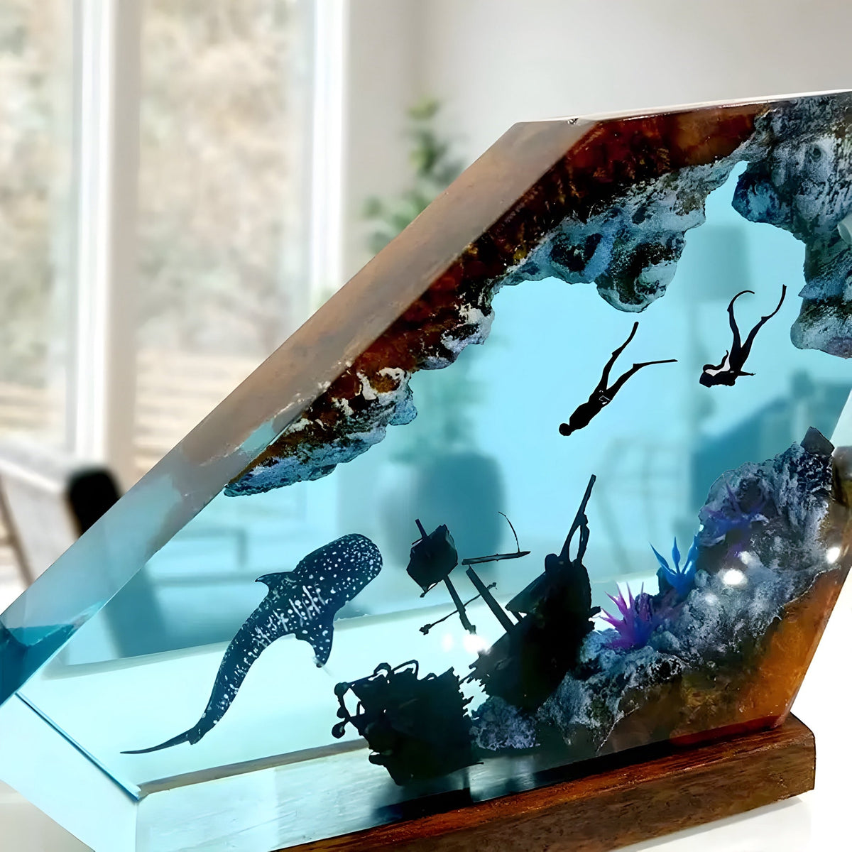 Lampe à poser en bois et résine, scène sous-marine bleue, vue 3
