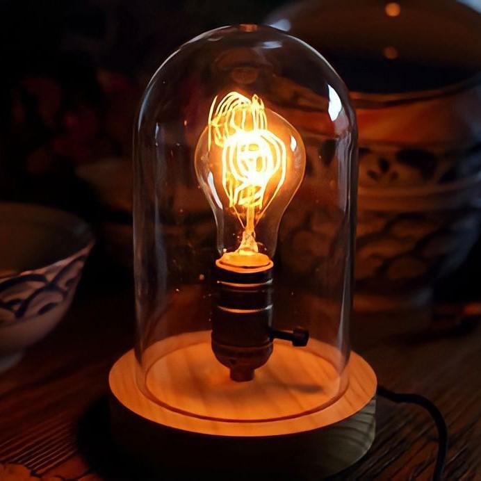 Lampe à poser en bois et verre au style minimaliste, vue 2