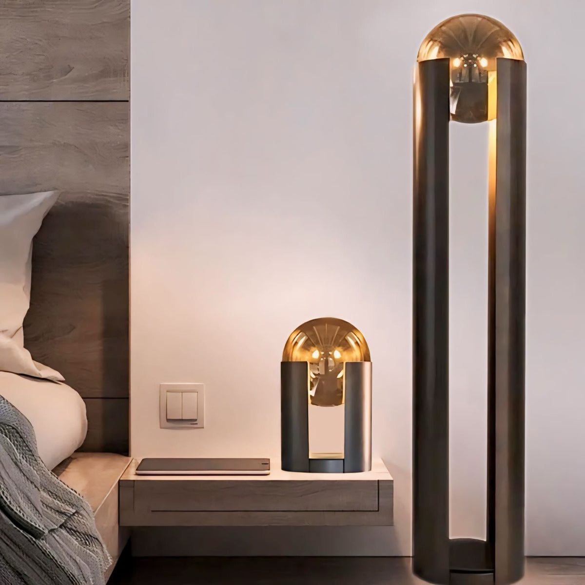 Lampe de chevet design à globe de verre sur pied noir, vue 2