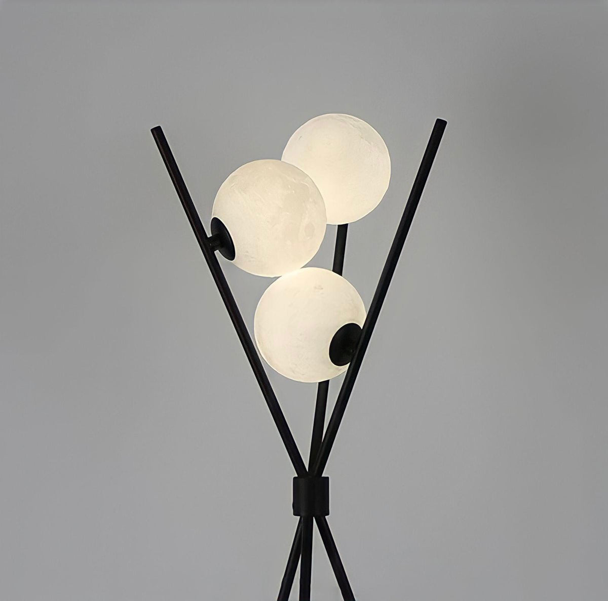 Lampe de chevet design à globes lumineux sur fer noir, vue 2