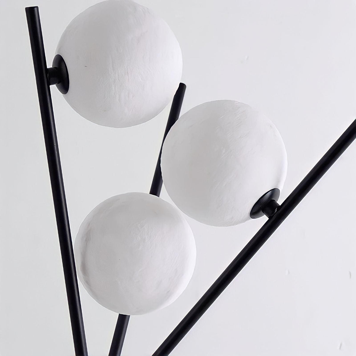 Lampe de chevet design à globes lumineux sur fer noir, vue 4