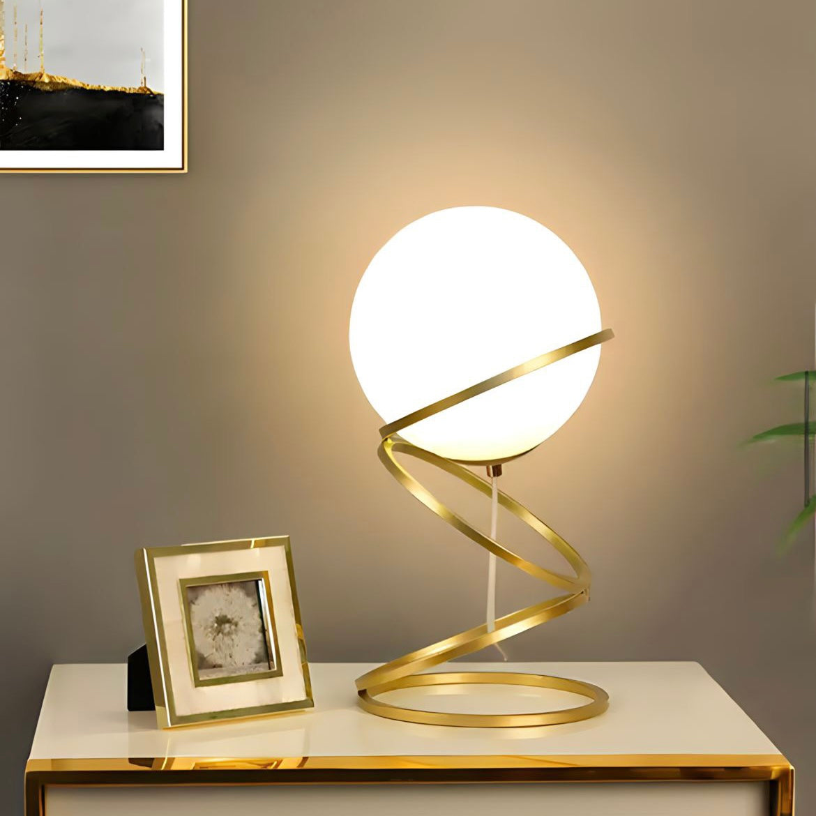 Lampe de chevet design dorée en forme de ressort