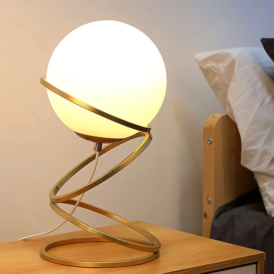 Lampe de chevet design dorée en forme de ressort, vue 2