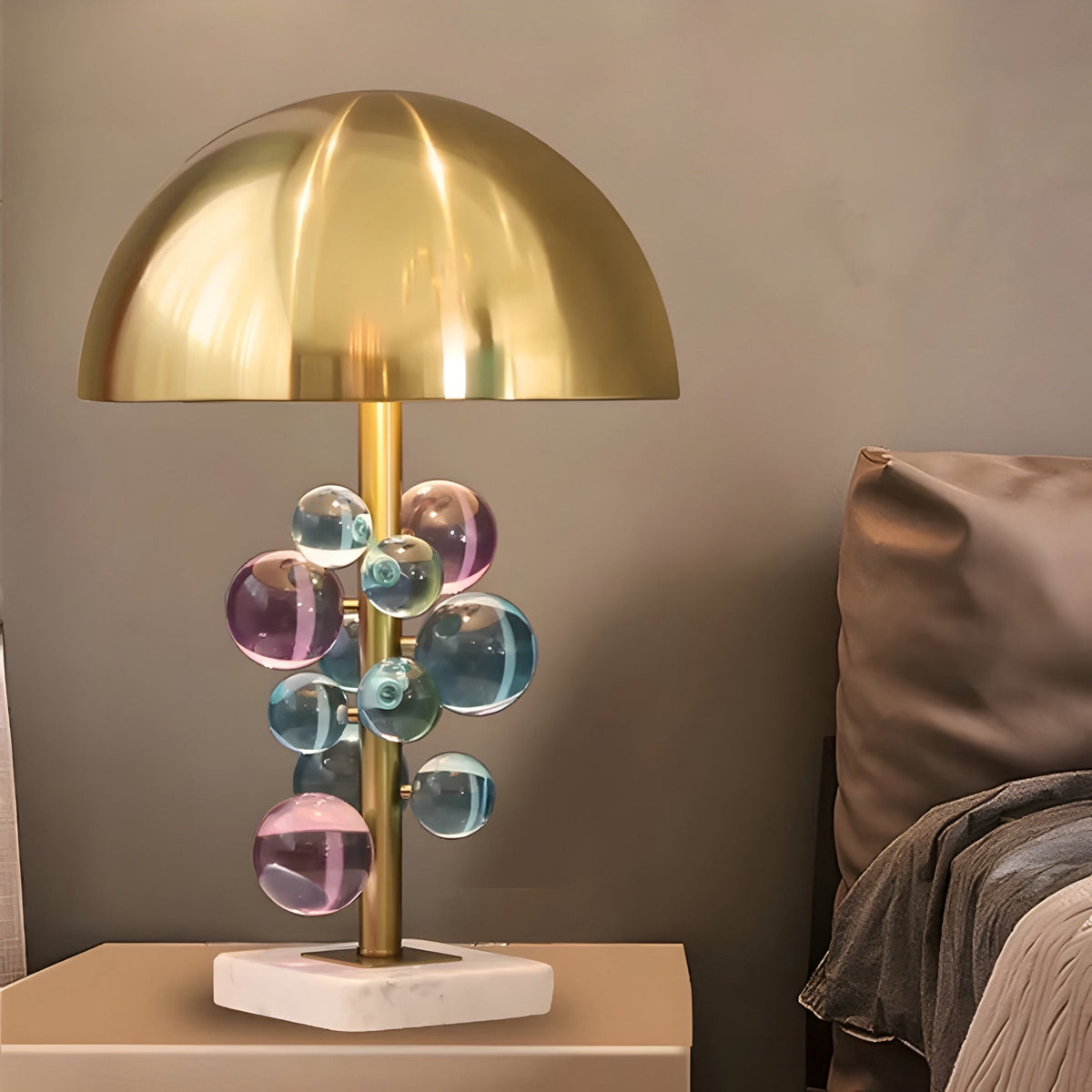 Lampe de chevet dorée à boules de verre colorées et socle marbre