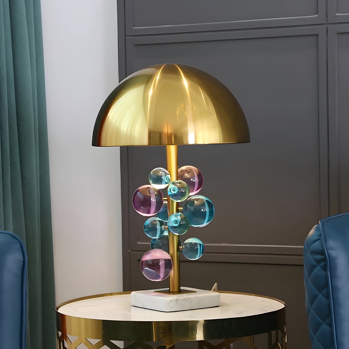 Lampe de chevet dorée à boules de verre colorées et socle marbre, vue 2