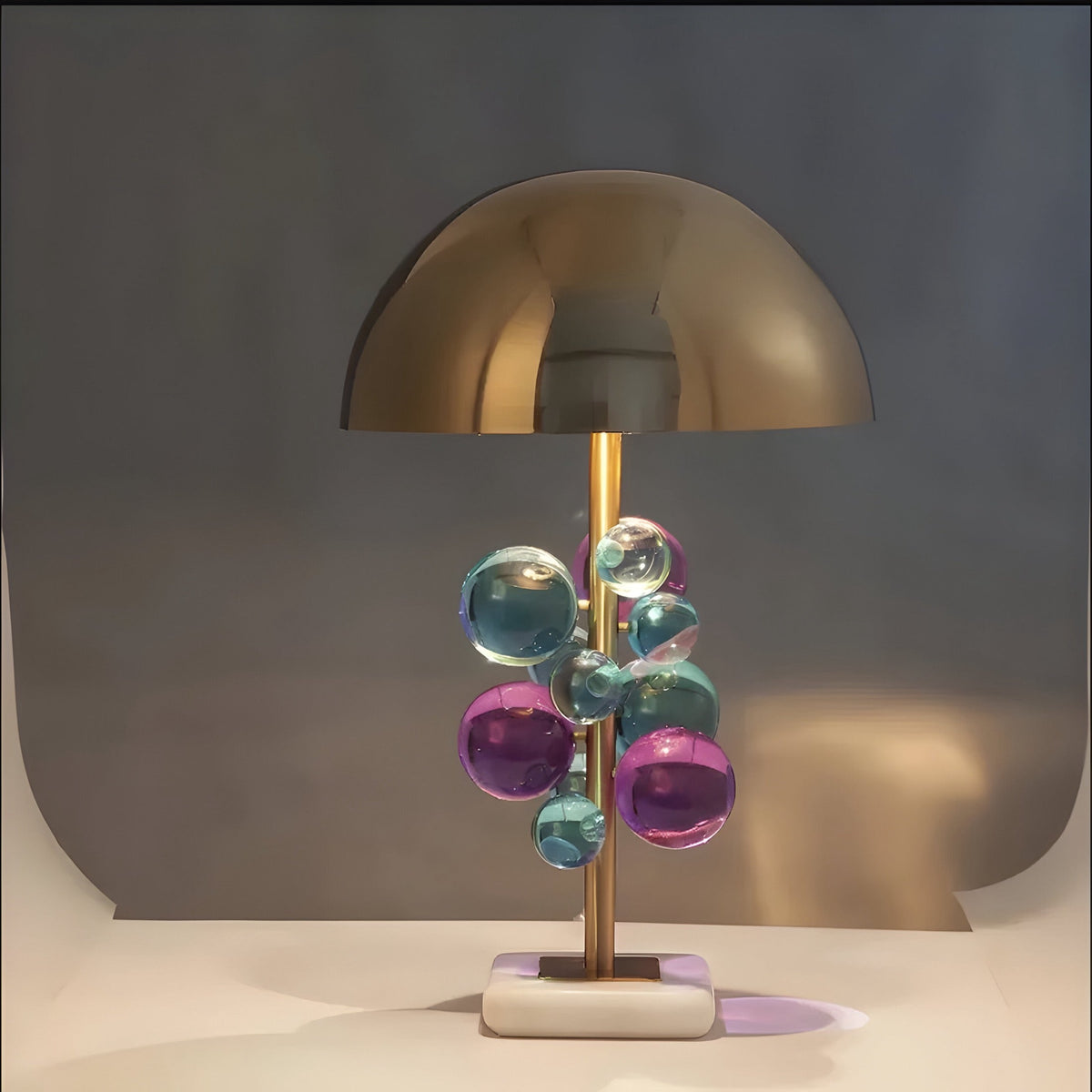 Lampe de chevet dorée à boules de verre colorées et socle marbre, vue 3