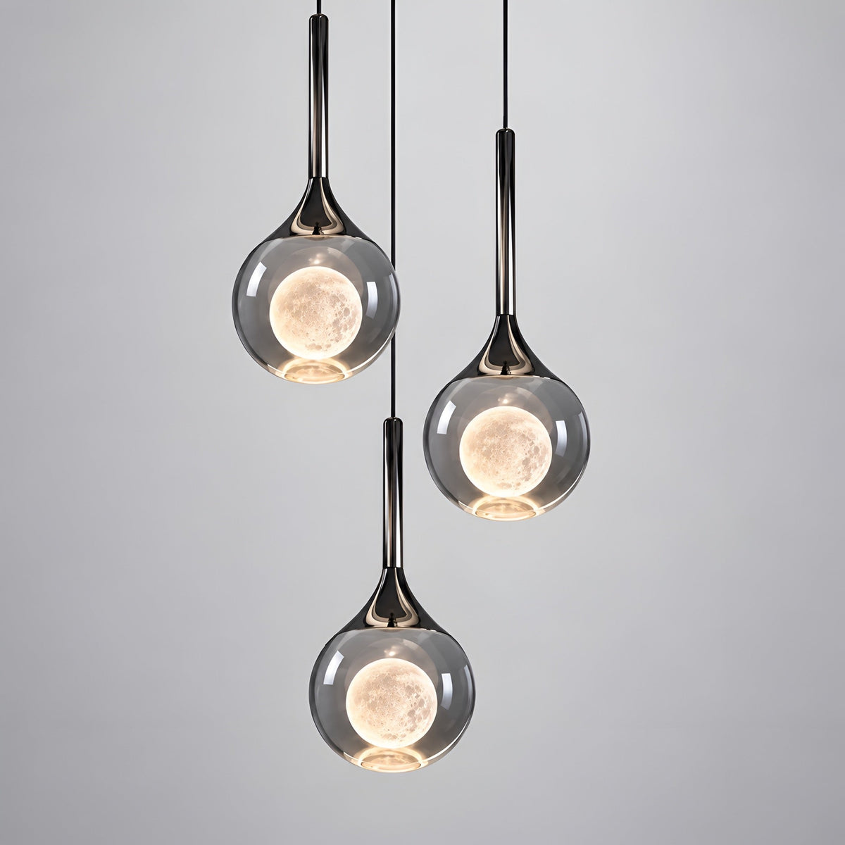 Lustre boule en verre fumé à cœur effet lune, vue 3