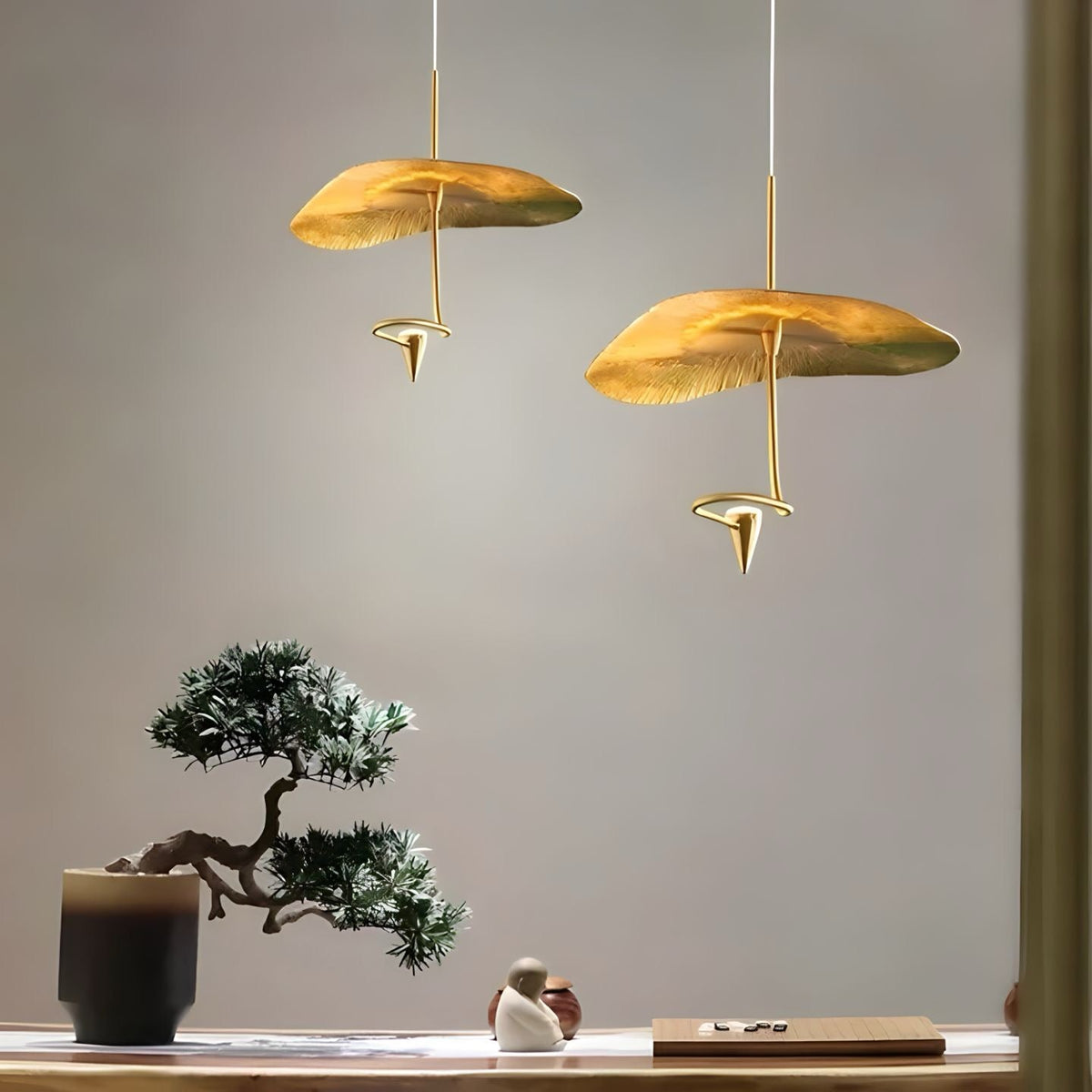 Lustre japandi en cuivre doré à feuilles de lotus