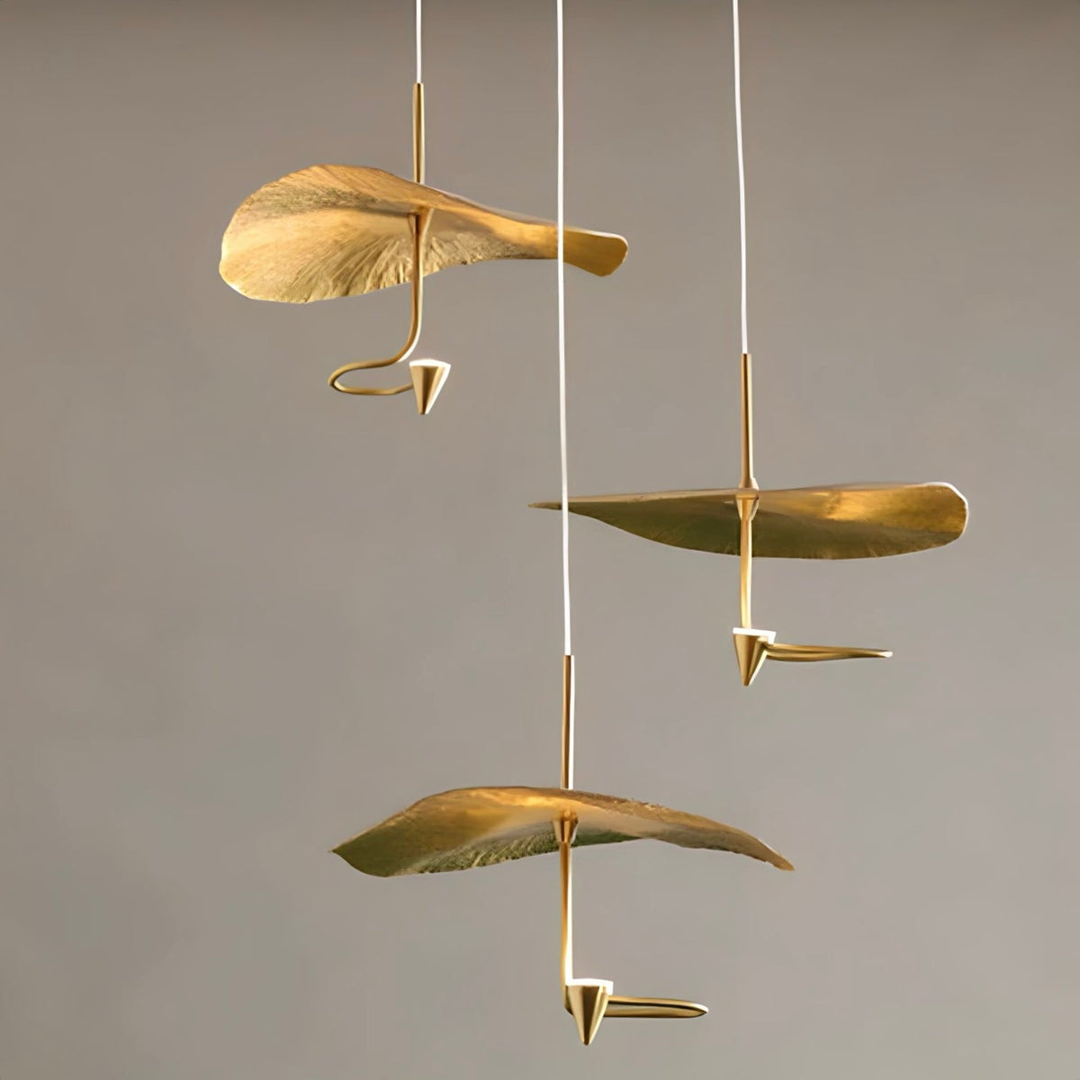 Lustre japandi en cuivre doré à feuilles de lotus, vue 2