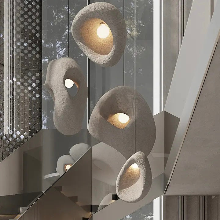 Lustre wabi-sabi gris en résine aux formes organiques
