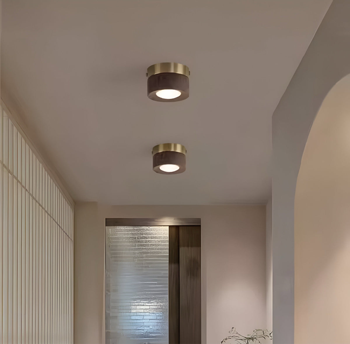 Plafonnier en bois et laiton, lumière blanc chaud, vue 2