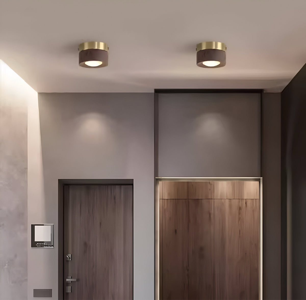 Plafonnier en bois et laiton, lumière blanc chaud, vue 3