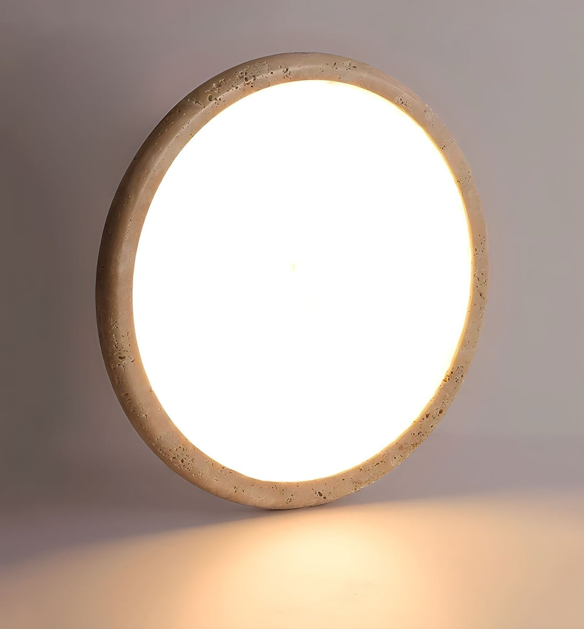 Plafonnier travertin rond et plat, lumière chaude, vue 2